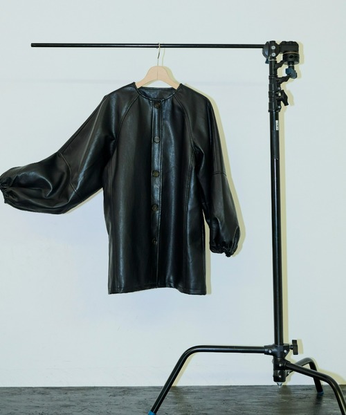 AIC.（エーアイシー）の「フェイクレザーボリュームスリーブノーカラージャケット（ノーカラージャケット・レディース・ブラック・FREE）」の2枚目の写真