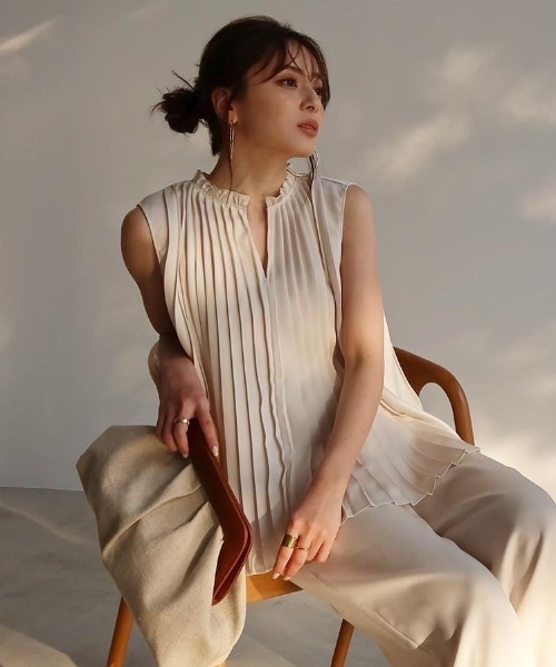 anuans（アニュアンス）の「プリーツノースリーブブラウス（シャツ