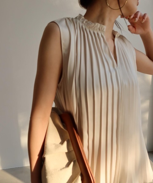 anuans（アニュアンス）の「プリーツノースリーブブラウス（シャツ