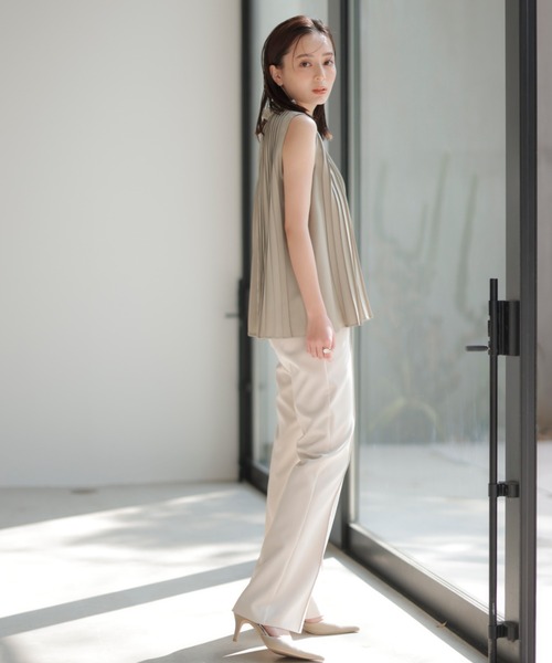 anuans（アニュアンス）の「プリーツノースリーブブラウス（シャツ