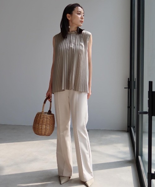 anuans（アニュアンス）の「プリーツノースリーブブラウス（シャツ