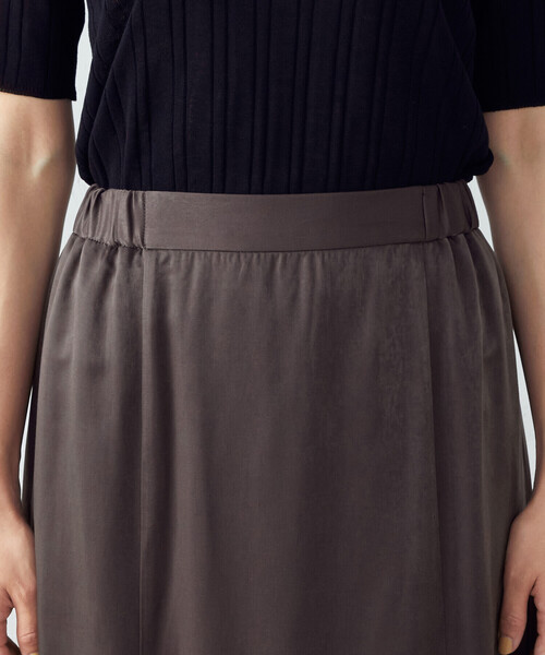 COMME CA ISM(コムサイズム)の「マットサテン切替 マーメイドスカート(スカート・レディース・ブラック/チャコール・SMALL/MEDIUM/LARGE)」の14枚目の写真