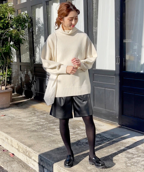 Spick & Span（スピックアンドスパン）の「フェイクレザーショートパンツ（その他パンツ・レディース・ブラウン/ブラック・36/38）」の3枚目の写真