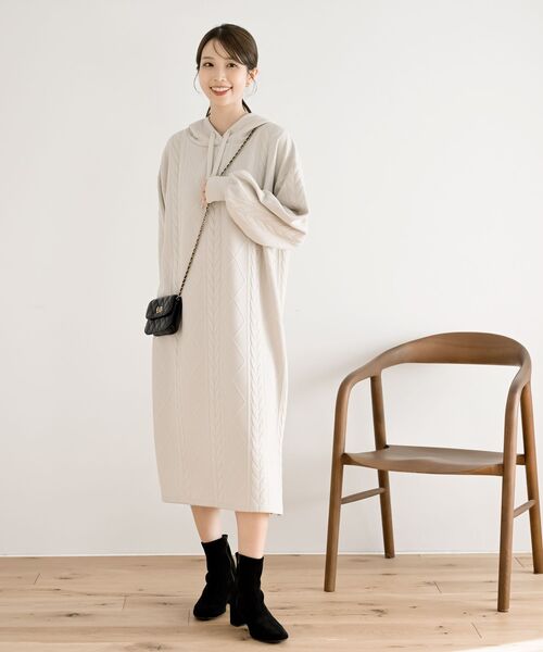 rps(アールピーエス)の「ケーブル柄パーカーワンピース(ワンピース・レディース・チャコールグレー/ブラック/カーキ/グレー/アイボリー・フリー)」の6枚目の写真