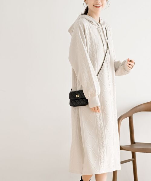 rps(アールピーエス)の「ケーブル柄パーカーワンピース(ワンピース・レディース・チャコールグレー/ブラック/カーキ/グレー/アイボリー・フリー)」の7枚目の写真