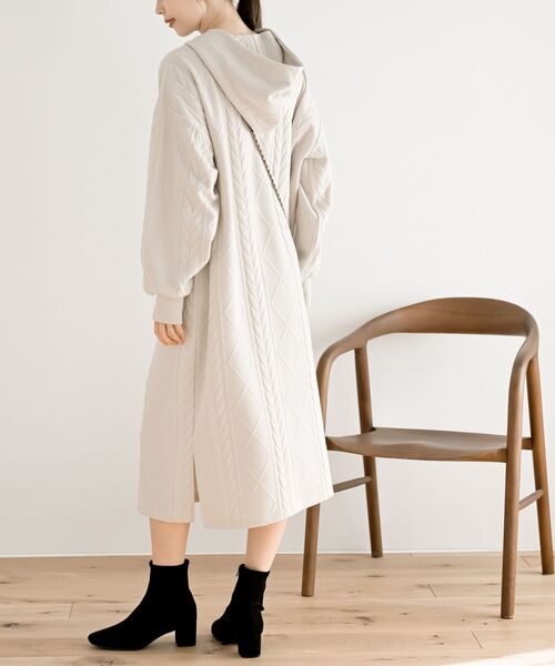 rps(アールピーエス)の「ケーブル柄パーカーワンピース(ワンピース・レディース・チャコールグレー/ブラック/カーキ/グレー/アイボリー・フリー)」の8枚目の写真