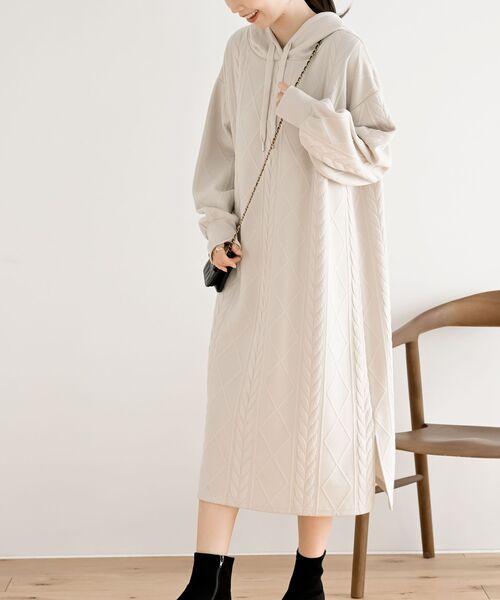 rps(アールピーエス)の「ケーブル柄パーカーワンピース(ワンピース・レディース・チャコールグレー/ブラック/カーキ/グレー/アイボリー・フリー)」の9枚目の写真