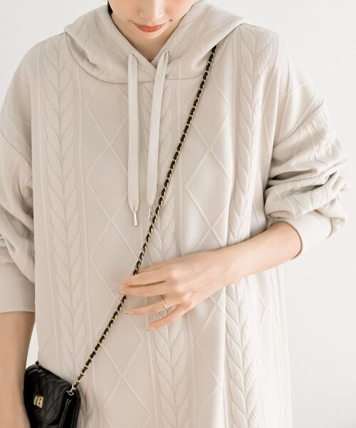 rps(アールピーエス)の「ケーブル柄パーカーワンピース(ワンピース・レディース・チャコールグレー/ブラック/カーキ/グレー/アイボリー・フリー)」の10枚目の写真