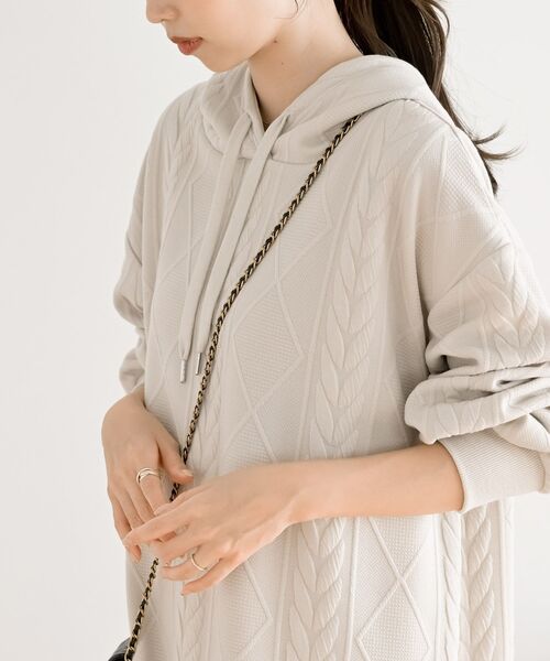 rps(アールピーエス)の「ケーブル柄パーカーワンピース(ワンピース・レディース・チャコールグレー/ブラック/カーキ/グレー/アイボリー・フリー)」の11枚目の写真