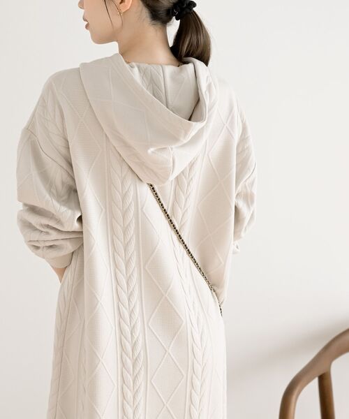 rps(アールピーエス)の「ケーブル柄パーカーワンピース(ワンピース・レディース・チャコールグレー/ブラック/カーキ/グレー/アイボリー・フリー)」の12枚目の写真