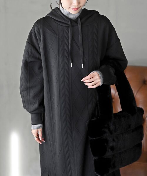 rps(アールピーエス)の「ケーブル柄パーカーワンピース(ワンピース・レディース・チャコールグレー/ブラック/カーキ/グレー/アイボリー・フリー)」の20枚目の写真