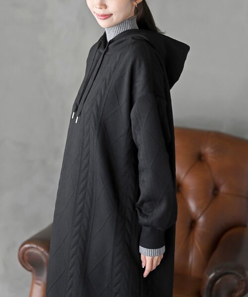 rps(アールピーエス)の「ケーブル柄パーカーワンピース(ワンピース・レディース・チャコールグレー/ブラック/カーキ/グレー/アイボリー・フリー)」の21枚目の写真