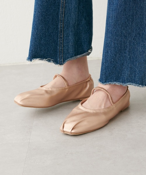 natural couture（ナチュラルクチュール）の「タック入りフラットシューズ（バレエシューズ・レディース・オフホワイト/ピンク/ブラック・MEDIUM/LARGE）」の3枚目の写真