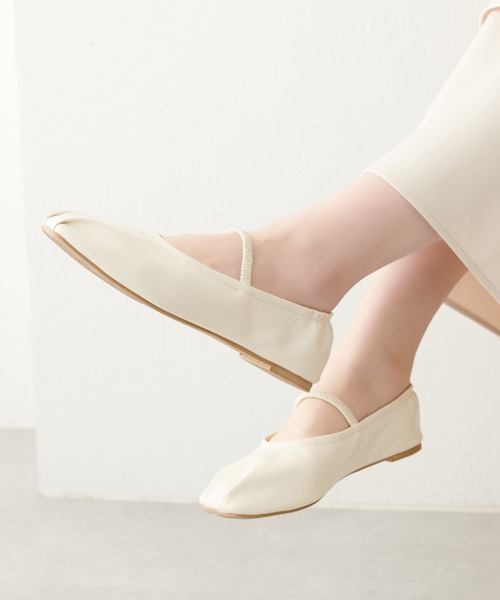 natural couture（ナチュラルクチュール）の「タック入りフラットシューズ（バレエシューズ・レディース・オフホワイト/ピンク/ブラック・MEDIUM/LARGE）」の5枚目の写真