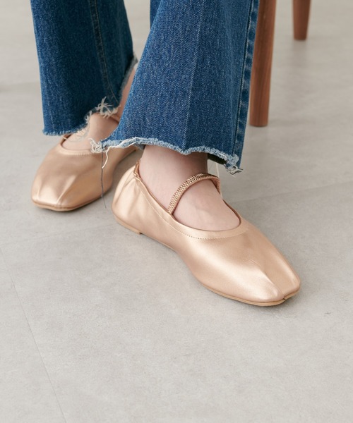 natural couture（ナチュラルクチュール）の「タック入りフラットシューズ（バレエシューズ・レディース・オフホワイト/ピンク/ブラック・MEDIUM/LARGE）」の8枚目の写真