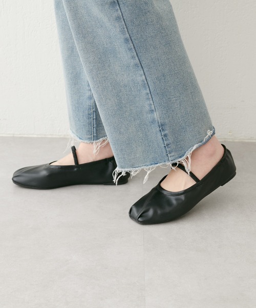 natural couture（ナチュラルクチュール）の「タック入りフラットシューズ（バレエシューズ・レディース・オフホワイト/ピンク/ブラック・MEDIUM/LARGE）」の7枚目の写真