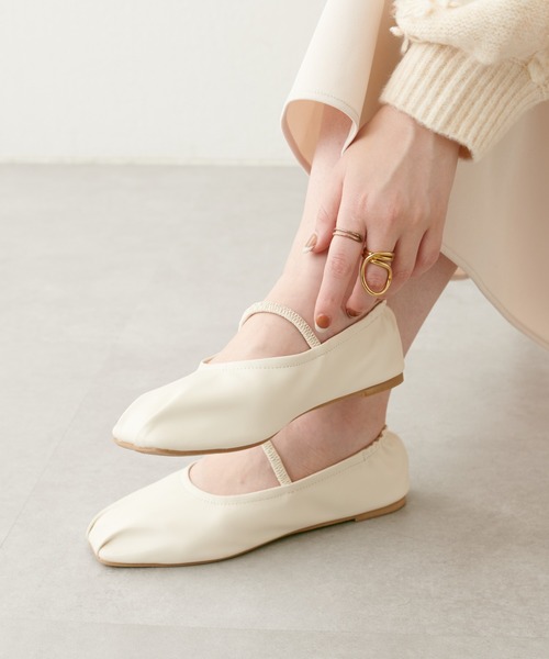 natural couture（ナチュラルクチュール）の「タック入りフラットシューズ（バレエシューズ・レディース・オフホワイト/ピンク/ブラック・MEDIUM/LARGE）」の4枚目の写真