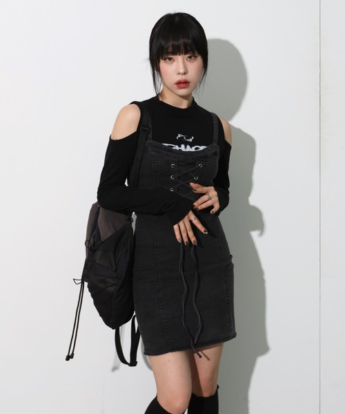 FOLLOWIN(フォロウィン)の「レタリング肩開きクロップドTシャツ(Tシャツ/カットソー・レディース・ピンク/ブラック/ホワイト/イエロー・FREE)」の1枚目の写真