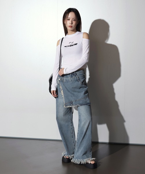 FOLLOWIN(フォロウィン)の「レタリング肩開きクロップドTシャツ(Tシャツ/カットソー・レディース・ピンク/ブラック/ホワイト/イエロー・FREE)」の5枚目の写真