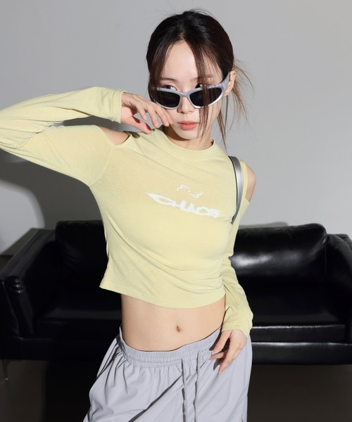 FOLLOWIN(フォロウィン)の「レタリング肩開きクロップドTシャツ(Tシャツ/カットソー・レディース・ピンク/ブラック/ホワイト/イエロー・FREE)」の15枚目の写真