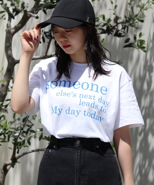 HER CLOSET(ハークローゼット)の「【shemoshelly】WEB限定someoneロゴTシャツ(Tシャツ/カットソー・レディース・ブラック/ホワイト/ホワイト系その他2・S/M/L)」の2枚目の写真