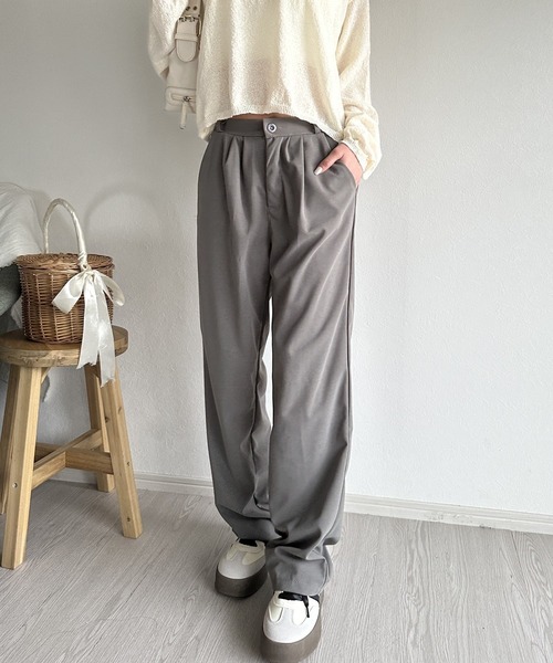 Silly(シリー)の「【きれいめコーデに◎】ハイウエストタックパンツ(スラックス・レディース・ベージュ/ブラック/グレー・SMALL/MEDIUM/LARGE)」の1枚目の写真