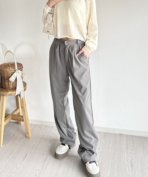 Silly(シリー)の「【きれいめコーデに◎】ハイウエストタックパンツ(スラックス・レディース・ベージュ/ブラック/グレー・SMALL/MEDIUM/LARGE)」の10枚目の写真
