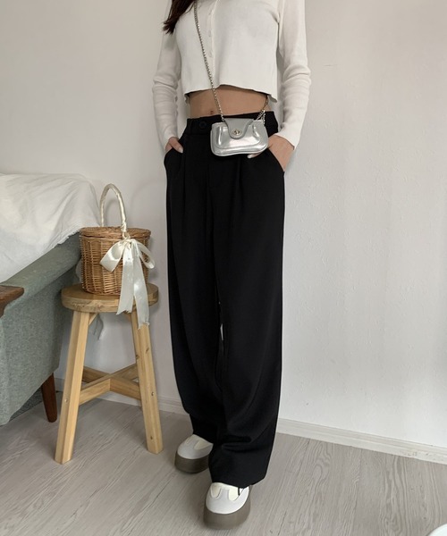 Silly(シリー)の「【きれいめコーデに◎】ハイウエストタックパンツ(スラックス・レディース・ベージュ/ブラック/グレー・SMALL/MEDIUM/LARGE)」の4枚目の写真