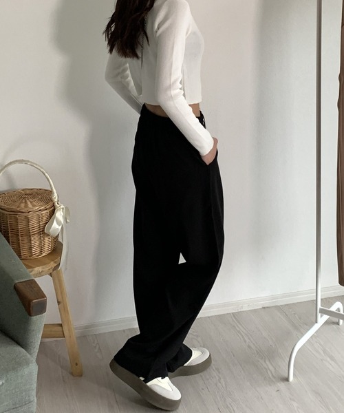 Silly(シリー)の「【きれいめコーデに◎】ハイウエストタックパンツ(スラックス・レディース・ベージュ/ブラック/グレー・SMALL/MEDIUM/LARGE)」の5枚目の写真