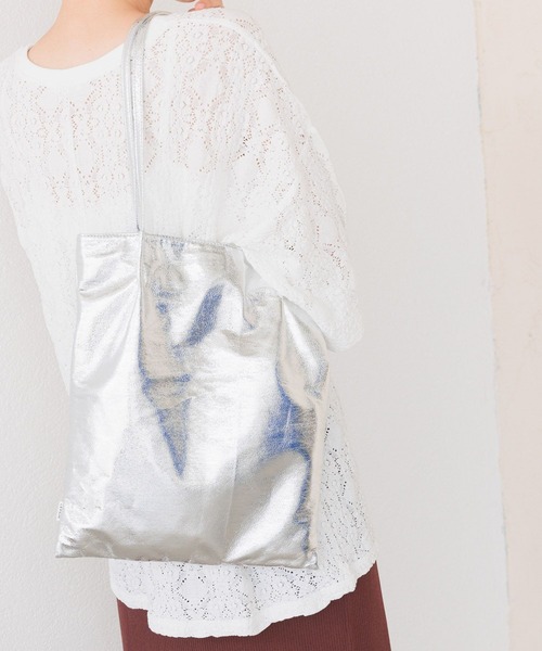 LEPSIM（レプシィム）の「メタリックトートバッグ　904472（トートバッグ・レディース・ゴールド/ブラック/シルバー・ONE SIZE）」の2枚目の写真