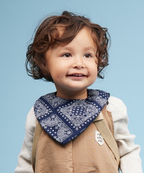 BOBO(ボボ)の「【BOBO】 保冷剤が入れられる4wayバンダナスタイ(スタイ/よだれかけ・キッズ・レッド/ネイビー・ONE SIZE)」の1枚目の写真