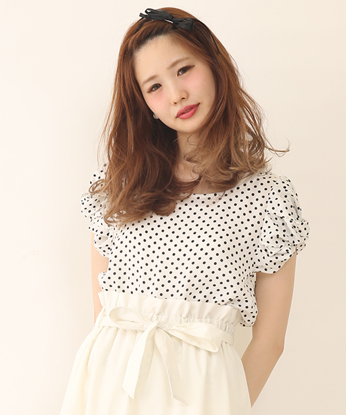 one after another NICE CLAUP(ワンアフターアナザーナイスクラップ)の「【ナイスクラップ】ドットシュークリーム袖(シャツ/ブラウス・レディース・オフホワイト/ブラック・FREE)」の1枚目の写真