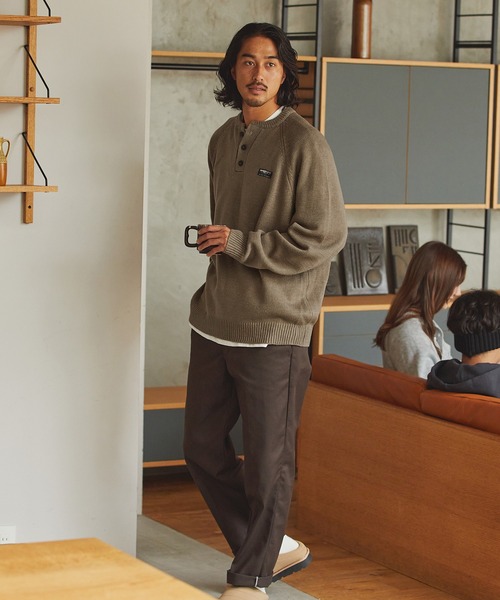 THE CRAFT CREW PRODUCTS(ザクラフトクループロダクツ)の「【MULTI FUNCTIONALシリーズ】イージーケア ビッグシルエット ラグランスリーブヘンリーネックニット / アンチピリング・マシンウォッシャブル【THE CRAFT CREW PRODUCTS】(ニット/セーター・メンズ・オレンジ/ブラック/アッシュグレー/モカ/ネイビー/カーキ/グレイッシュベージュ/オフホワイト/ボルドー/チャコール・S/L/M)」の19枚目の写真