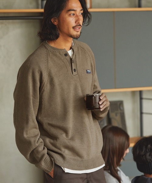 THE CRAFT CREW PRODUCTS(ザクラフトクループロダクツ)の「【MULTI FUNCTIONALシリーズ】イージーケア ビッグシルエット ラグランスリーブヘンリーネックニット / アンチピリング・マシンウォッシャブル【THE CRAFT CREW PRODUCTS】(ニット/セーター・メンズ・オレンジ/ブラック/アッシュグレー/モカ/ネイビー/カーキ/グレイッシュベージュ/オフホワイト/ボルドー/チャコール・S/L/M)」の20枚目の写真
