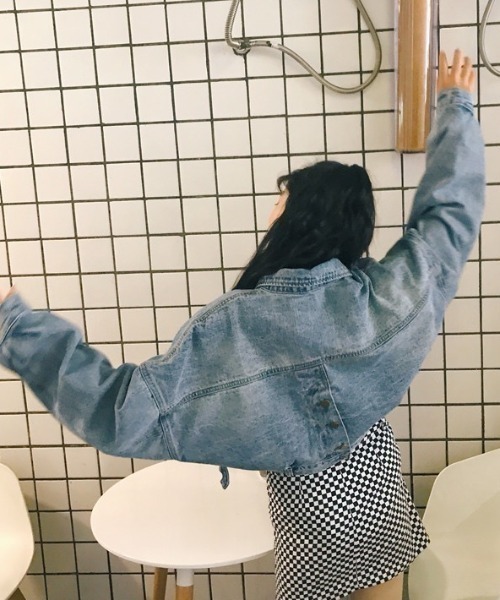 NANEA(ナネア)の「バックボタンデザインショート丈デニムジャケット(デニムジャケット・レディース・ブルー・SMALL/MEDIUM/LARGE)」の4枚目の写真