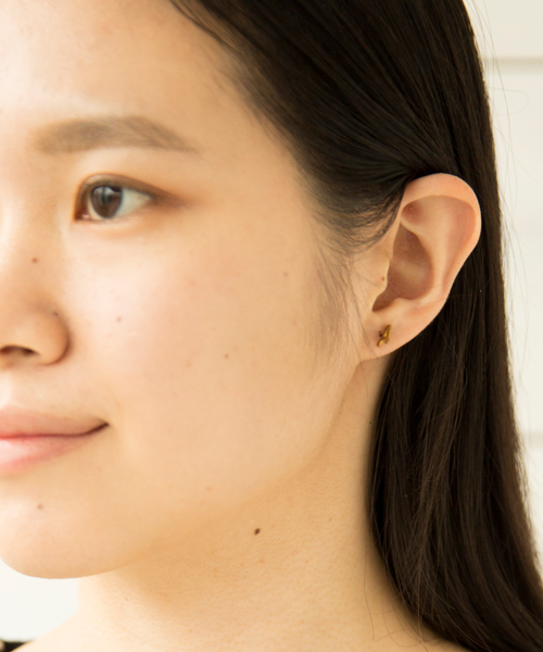 rehacer(レアセル)の「ANIKULAPO : Alphabet Pierce(ピアス(片耳用)・レディース・K/M/N/R/E/F/S/U/A/H/J/Y・FREE)」の2枚目の写真