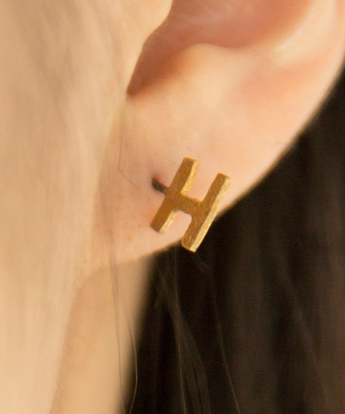 rehacer(レアセル)の「ANIKULAPO : Alphabet Pierce(ピアス(片耳用)・レディース・K/M/N/R/E/F/S/U/A/H/J/Y・FREE)」の4枚目の写真