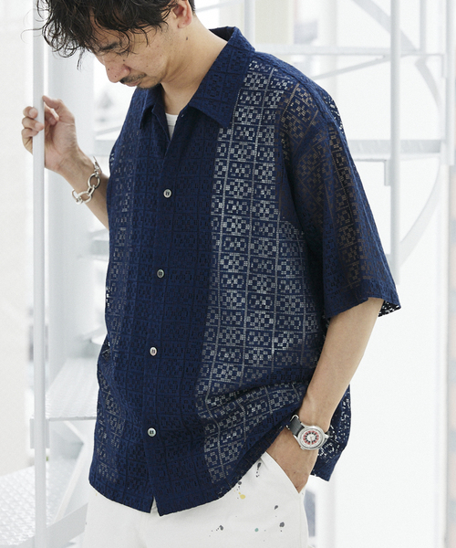 JOURNAL STANDARD relume（ジャーナルスタンダード　レリューム）の「アラベスクレース スクエアレギュラーカラー半袖シャツ（シャツ/ブラウス・メンズ・ブラック/ホワイト/ネイビー・MEDIUM/LARGE）」の3枚目の写真