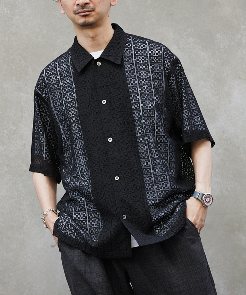 JOURNAL STANDARD relume（ジャーナルスタンダード　レリューム）の「アラベスクレース スクエアレギュラーカラー半袖シャツ（シャツ/ブラウス・メンズ・ブラック/ホワイト/ネイビー・MEDIUM/LARGE）」の2枚目の写真