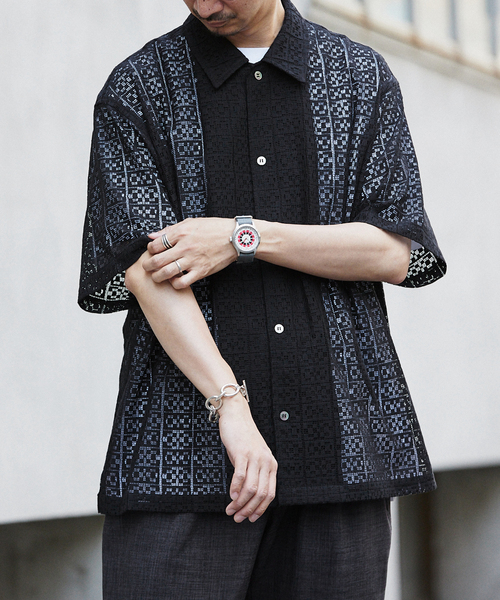 JOURNAL STANDARD relume（ジャーナルスタンダード　レリューム）の「アラベスクレース スクエアレギュラーカラー半袖シャツ（シャツ/ブラウス・メンズ・ブラック/ホワイト/ネイビー・MEDIUM/LARGE）」の14枚目の写真