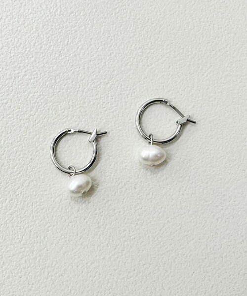 fredy emue(フレディエミュ)の「淡水パールトップフープピアス(ピアス(両耳用)・レディース・ゴールド/シルバー・FREE)」の2枚目の写真