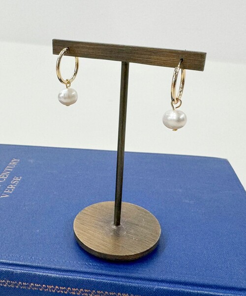 fredy emue(フレディエミュ)の「淡水パールトップフープピアス(ピアス(両耳用)・レディース・ゴールド/シルバー・FREE)」の1枚目の写真