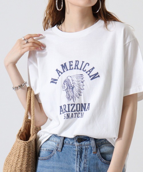 FUNALIVE(ファンアライブ)の「Snatch GILDAN (ギルダン) プリント Tシャツ カレッジ アメカジ柄(Tシャツ/カットソー・メンズ・ホワイト系3/ホワイト系5/ホワイト系その他2/ホワイト系1/ホワイト系2/ホワイト/ホワイト系4/ホワイト系6/ホワイト系その他/ホワイト系その他3/ホワイト系7/ホワイト系8/ホワイト系9/A/ホワイト系その他5/ホワイト系その他6/ホワイト系その他7/ホワイト系その他4/B・S/L/LL/M)」の1枚目の写真