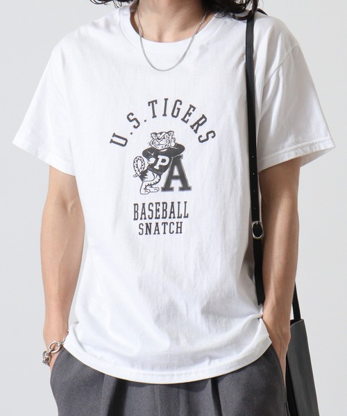 FUNALIVE(ファンアライブ)の「Snatch GILDAN (ギルダン) プリント Tシャツ カレッジ アメカジ柄(Tシャツ/カットソー・メンズ・ホワイト系3/ホワイト系5/ホワイト系その他2/ホワイト系1/ホワイト系2/ホワイト/ホワイト系4/ホワイト系6/ホワイト系その他/ホワイト系その他3/ホワイト系7/ホワイト系8/ホワイト系9/A/ホワイト系その他5/ホワイト系その他6/ホワイト系その他7/ホワイト系その他4/B・S/L/LL/M)」の5枚目の写真