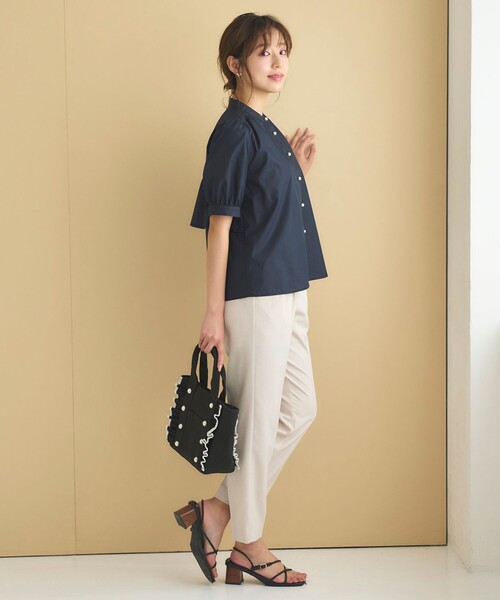 Feroux(フェルゥ)の「【洗える】バンドカラーパールボタン ブラウス(シャツ/ブラウス・レディース・ベージュ系1/スカイブルー系1/ネイビー系・F)」の6枚目の写真