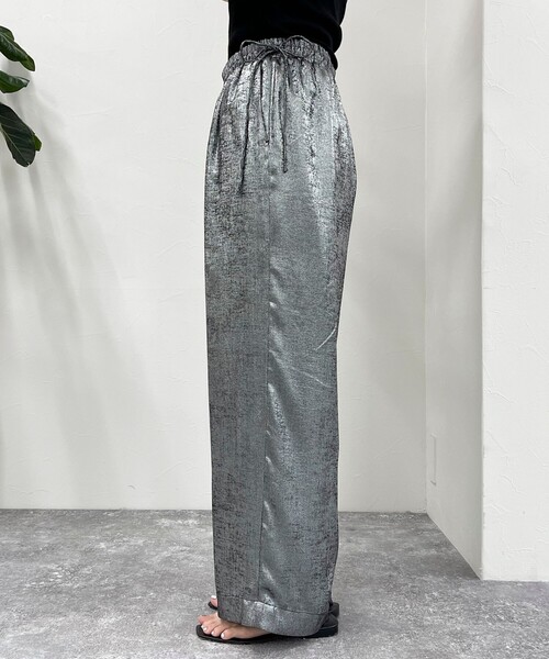 fredy emue（フレディエミュ）の「シャイニーイージーパンツ（その他パンツ・レディース・ブラック/ゴールド・38/36）」の6枚目の写真