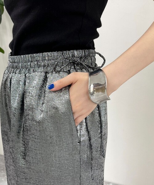 fredy emue（フレディエミュ）の「シャイニーイージーパンツ（その他パンツ・レディース・ブラック/ゴールド・38/36）」の4枚目の写真