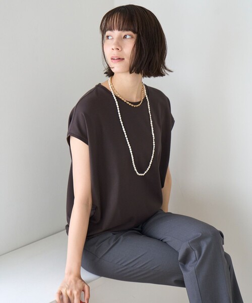 UNFILO(アンフィーロ)の「BEAUTY FORM フレンチスリーブTシャツ(Tシャツ/カットソー・レディース・ホワイト系/ブラウン系/グレー系/ベージュ系2/ブラック系・SMALL/MEDIUM/LARGE)」の3枚目の写真