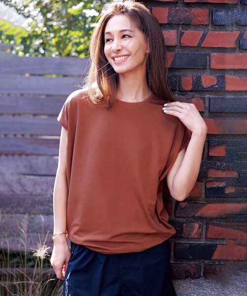 UNFILO(アンフィーロ)の「BEAUTY FORM フレンチスリーブTシャツ(Tシャツ/カットソー・レディース・ホワイト系/ブラウン系/グレー系/ベージュ系2/ブラック系・SMALL/MEDIUM/LARGE)」の4枚目の写真