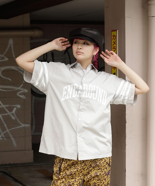 SAKAZEN(サカゼン)の「【ワンサイズ展開】 袖ライン フロントプリント オーバーサイズ カジュアルシャツ SB-8632(シャツ/ブラウス・メンズ・ベージュ・LL)」の1枚目の写真